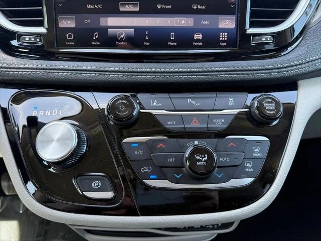 2024 Chrysler Pacifica Hybrid Select