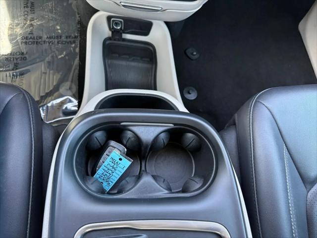 2024 Chrysler Pacifica Hybrid Select