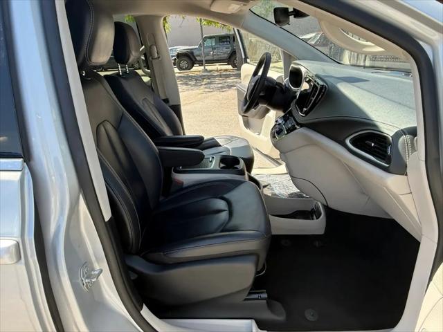 2024 Chrysler Pacifica Hybrid Select