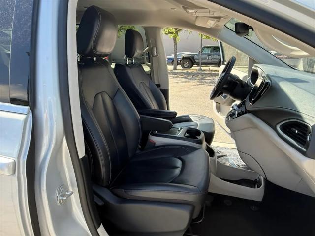 2024 Chrysler Pacifica Hybrid Select