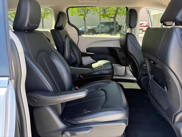 2024 Chrysler Pacifica Hybrid Select