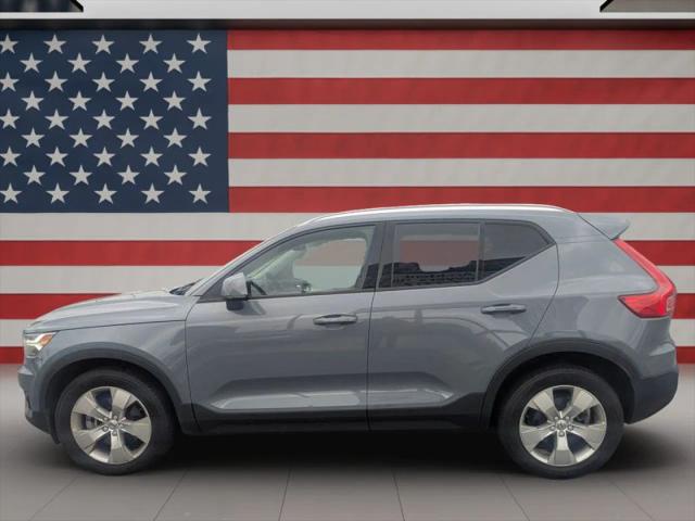 2022 Volvo XC40 T5 Momentum