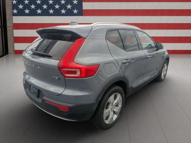 2022 Volvo XC40 T5 Momentum