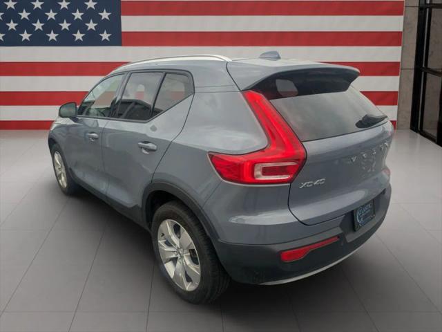 2022 Volvo XC40 T5 Momentum