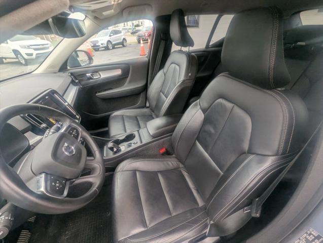 2022 Volvo XC40 T5 Momentum