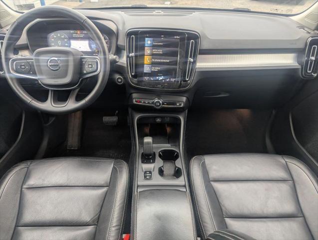 2022 Volvo XC40 T5 Momentum