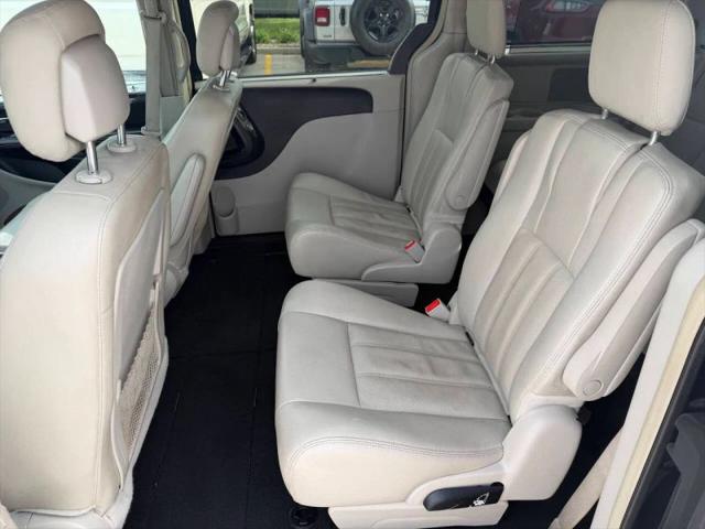 2016 Chrysler Town & Country Touring-L