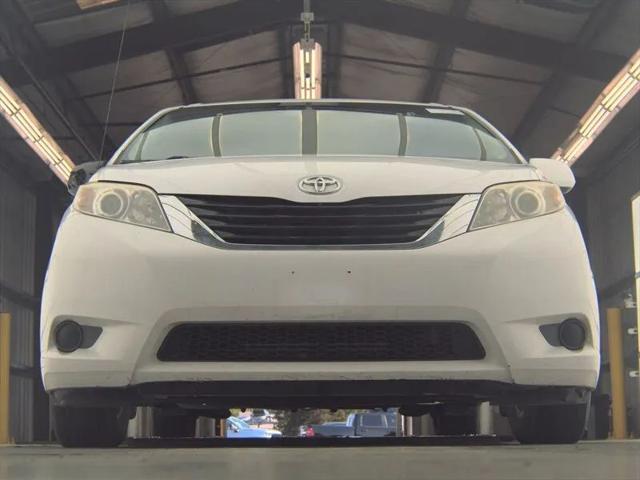2013 Toyota Sienna LE V6 8 Passenger