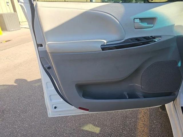 2013 Toyota Sienna LE V6 8 Passenger