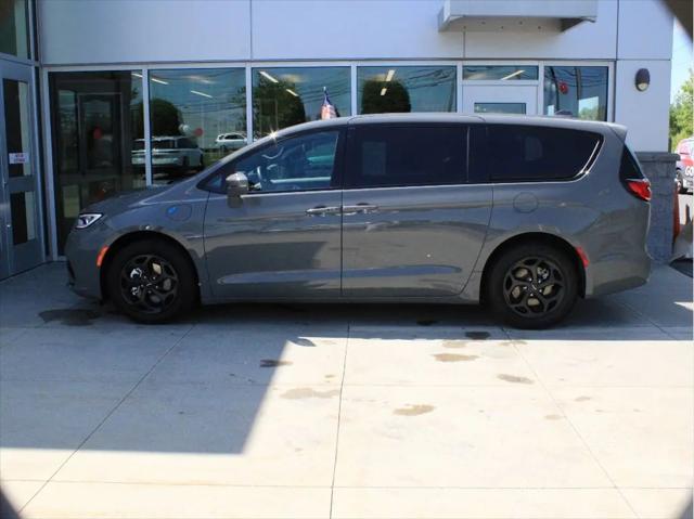 2022 Chrysler Pacifica Hybrid Touring L