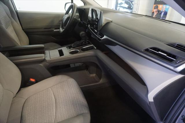 2021 Toyota Sienna LE