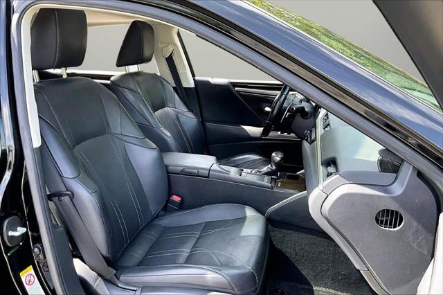 2019 Lexus ES 300h Luxury
