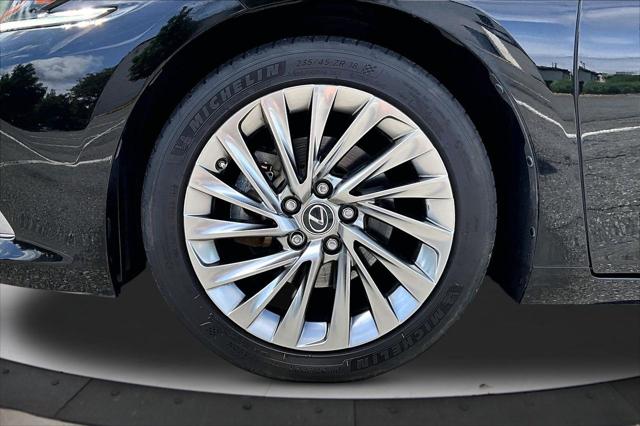 2019 Lexus ES 300h Luxury