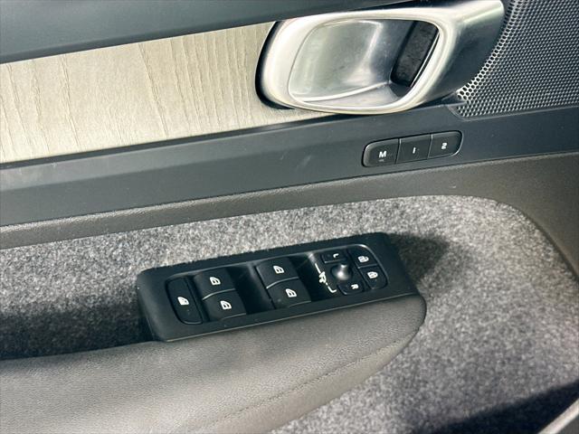 2023 Volvo XC40 B5 Plus Bright Theme