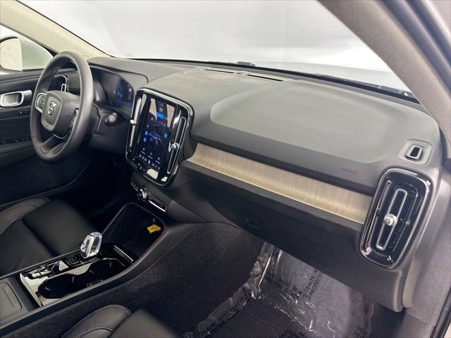 2023 Volvo XC40 B5 Plus Bright Theme