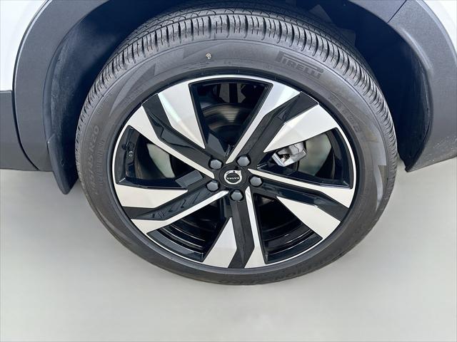 2023 Volvo XC40 B5 Plus Bright Theme