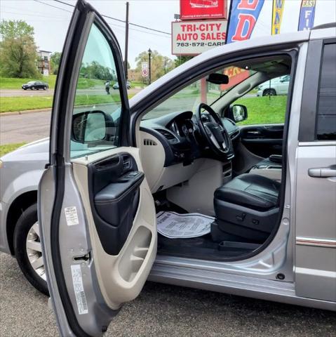 2016 Chrysler Town & Country Touring