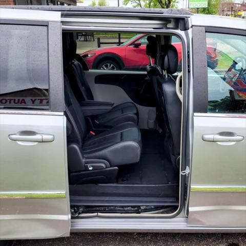 2016 Chrysler Town & Country Touring