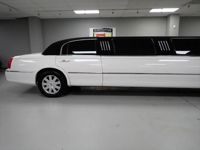 2004 Lincoln Town Car Limousine