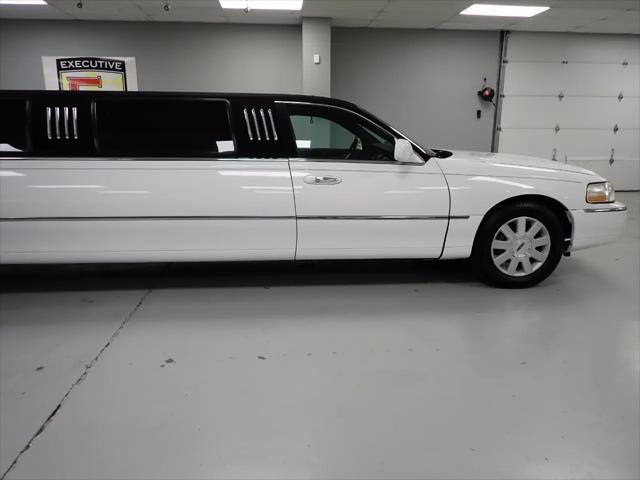 2004 Lincoln Town Car Limousine