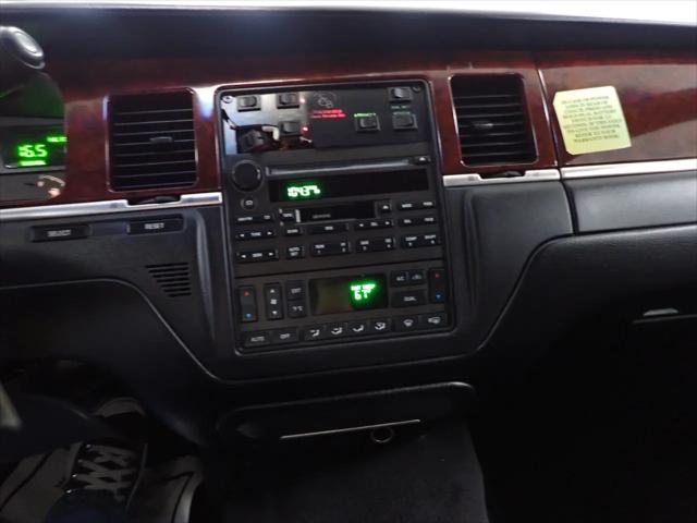2004 Lincoln Town Car Limousine