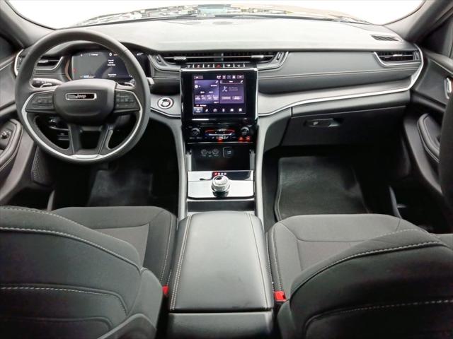 2025 Jeep Grand Cherokee L Laredo 4x2