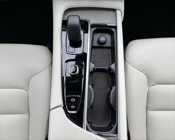 2025 Volvo XC90 B5 Plus