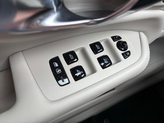 2025 Volvo XC90 B5 Plus