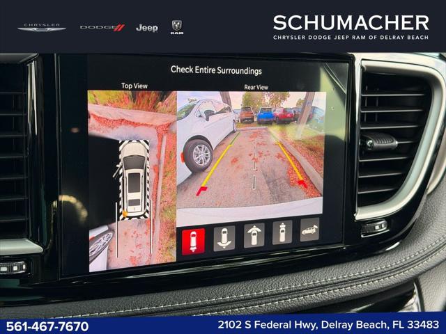 2027 Chrysler Pacifica Select