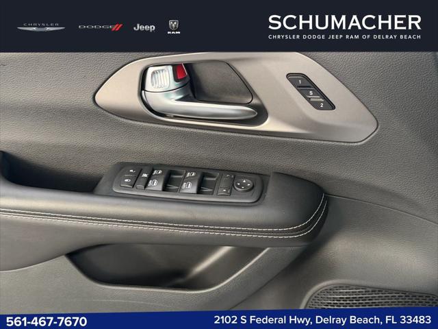 2027 Chrysler Pacifica Select