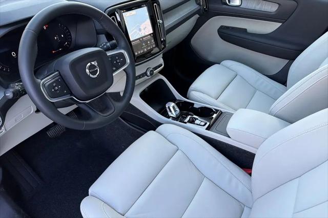 2026 Volvo XC40 Plus, B5 AWD Gas (mild hybrid), Dark