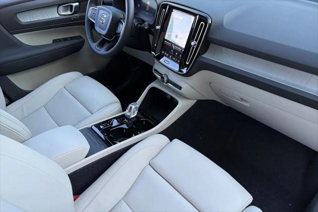 2026 Volvo XC40 Plus, B5 AWD Gas (mild hybrid), Dark