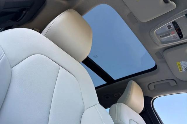 2026 Volvo XC40 Plus, B5 AWD Gas (mild hybrid), Dark