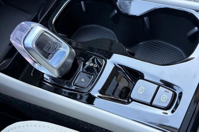 2026 Volvo XC40 Plus, B5 AWD Gas (mild hybrid), Dark