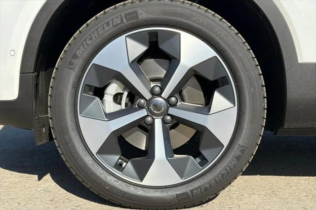 2026 Volvo XC40 Plus, B5 AWD Gas (mild hybrid), Dark