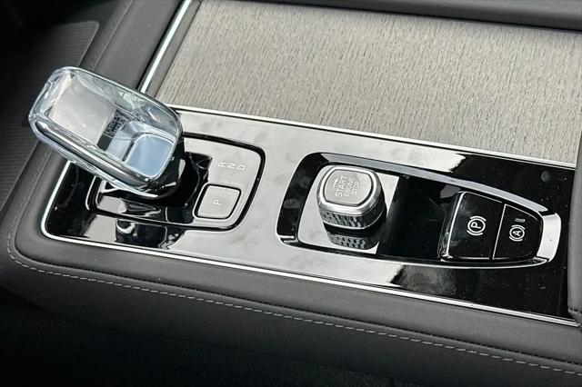 2026 Volvo XC90 Ultra, B6 AWD Gas (mild hybrid), Gasoline, Bright, 6 Seats