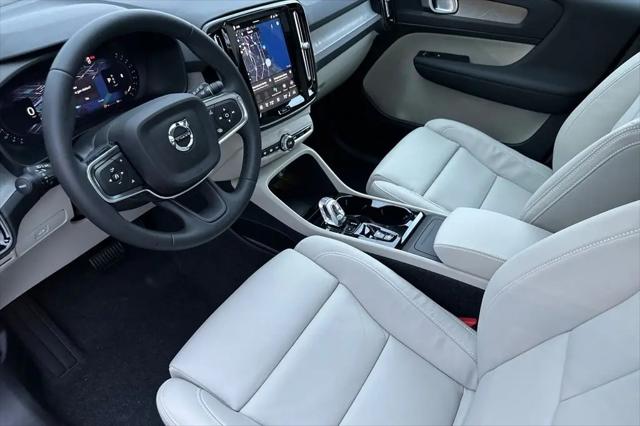 2026 Volvo XC40 Plus, B4 FWD Gas (mild hybrid), Dark