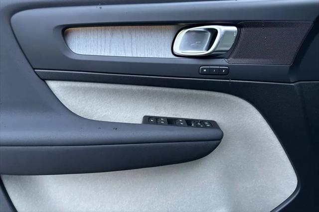 2026 Volvo XC40 Plus, B4 FWD Gas (mild hybrid), Dark