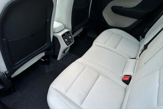 2026 Volvo XC40 Plus, B4 FWD Gas (mild hybrid), Dark