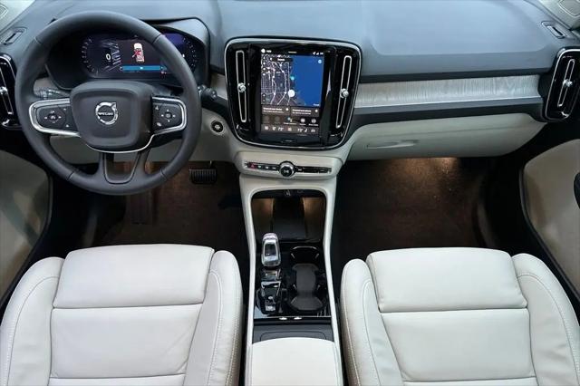 2026 Volvo XC40 Plus, B4 FWD Gas (mild hybrid), Dark