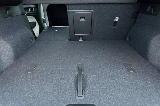 2026 Volvo XC40 Plus, B4 FWD Gas (mild hybrid), Dark