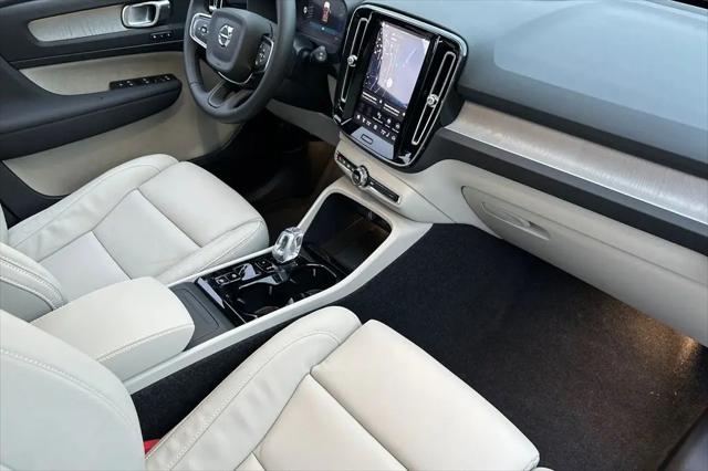 2026 Volvo XC40 Plus, B4 FWD Gas (mild hybrid), Dark