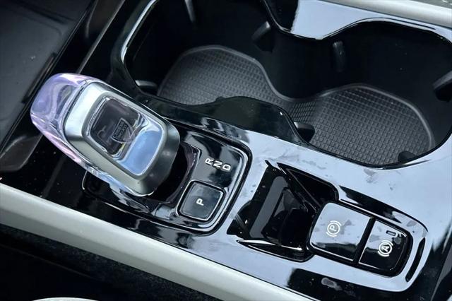 2026 Volvo XC40 Plus, B4 FWD Gas (mild hybrid), Dark