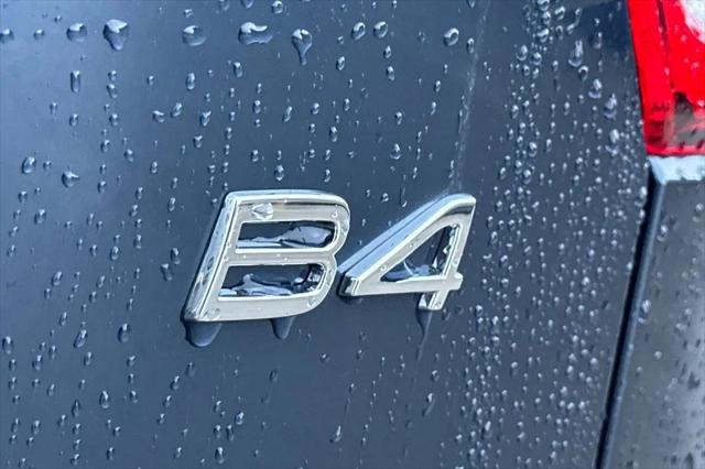 2026 Volvo XC40 Plus, B4 FWD Gas (mild hybrid), Dark