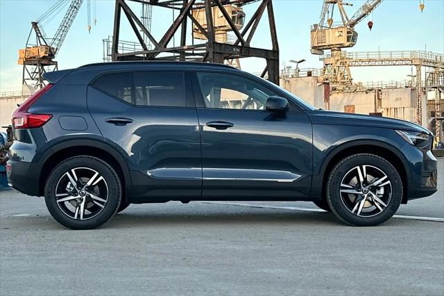 2026 Volvo XC40 Core, B4 FWD Gas (mild hybrid), Dark