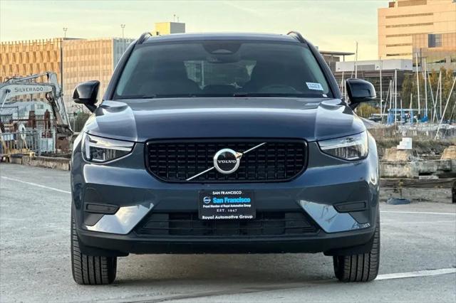 2026 Volvo XC40 Core, B4 FWD Gas (mild hybrid), Dark