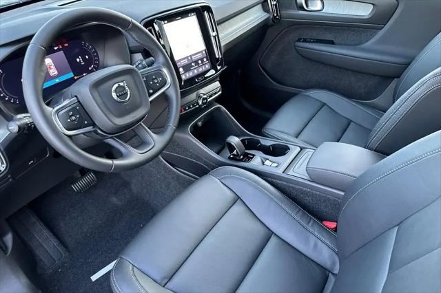 2026 Volvo XC40 Core, B4 FWD Gas (mild hybrid), Dark