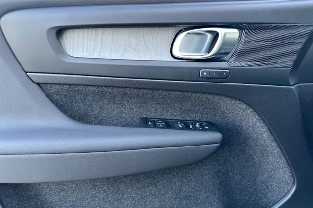 2026 Volvo XC40 Core, B4 FWD Gas (mild hybrid), Dark