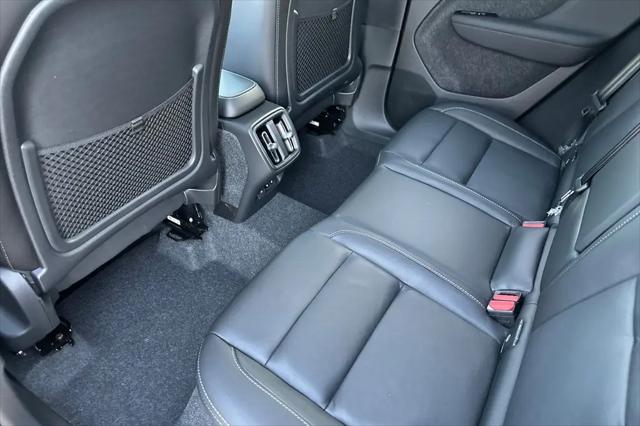 2026 Volvo XC40 Core, B4 FWD Gas (mild hybrid), Dark