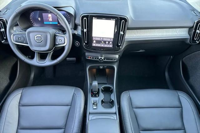 2026 Volvo XC40 Core, B4 FWD Gas (mild hybrid), Dark